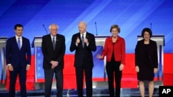 De gauche à droite, les candidats démocrates à la présidentielle Pete Buttigieg, le sénateur Bernie Sanders, Joe Biden, Elizabeth Warren et Amy Klobuchar, avant leur débat principal au Saint Anselm College de Manchester, New Hampshire, le 7 février 2020.