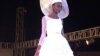 Le défilé de mode lors du Fima 2016 dans la ville d'Agadez, le 17 décembre 2016 au Niger. (VOA/Abdoul-Razak Idrissa)