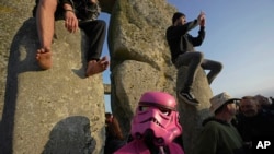 ARCHIVO_Los juerguistas se reúnen en el antiguo círculo de piedras de Stonehenge para celebrar el solsticio de verano, el día más largo del año, cerca de Salisbury, Inglaterra, el miércoles 21 de junio de 2023.