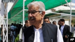 Menteri Pertahanan Pakistan Khawaja Muhammad Asif meninggalkan parlemen setelah menghadiri sesi gabungan untuk membahas krisis di Yaman, di Islamabad, Pakistan, April lalu.