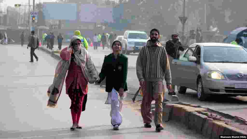 Les forces de sécurité ont sauvé de nombreux enfants et employés de l'école, Peshawar, Pakistan, le 16 décembre 2014. (VOA)