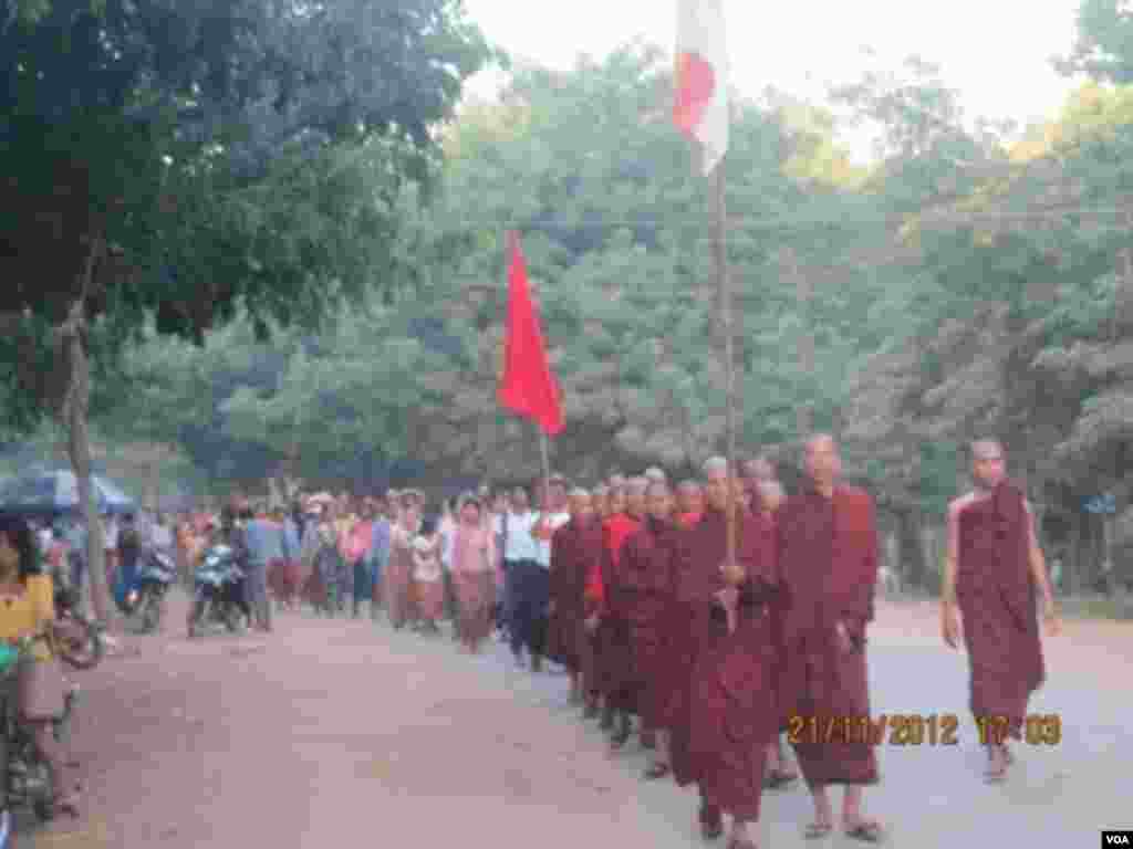 Monks and protesters march in a demonstration against a Chinese-backed copper mine, Monywa, Burma, November 21, 2012. (VOA Burmese Service)