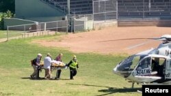Penulis Salman Rushdie diangkut ke helikopter setelah dia ditikam di atas panggung sebelum pidatonya yang dijadwalkan di Chautauqua Institution, Chautauqua, New York, AS, 12 Agustus 2022. (Foto: TWITTER @HoratioGates3 via REUTERS)