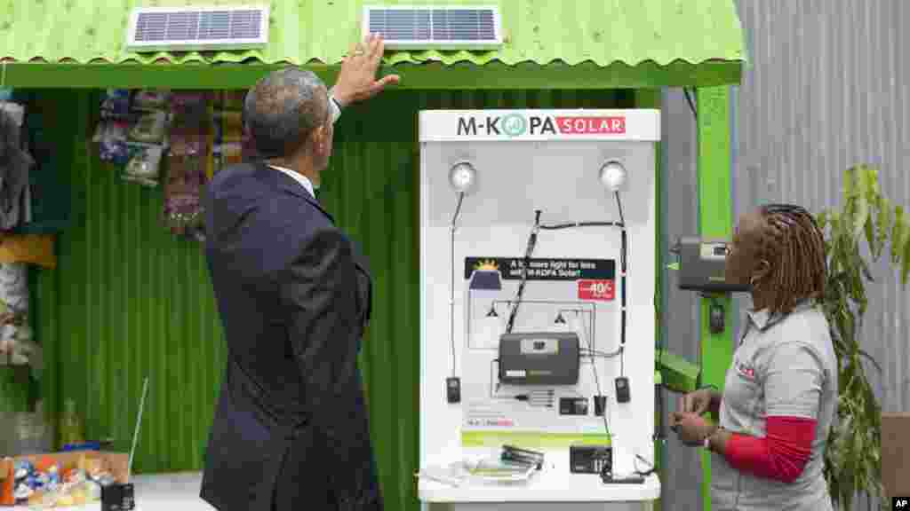 Le président Barack Obama regarde une plate-forme de paiement durant le "Power Africa Innovation Fair", Nairobi, 25 juillet 2015.