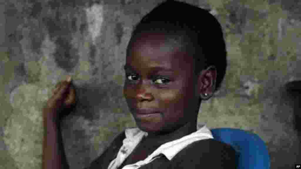 Kumba «survivante» Fayah, 11 ans, est assise avec des proches dans la maison familiale de St Paul Pont à Monrovia, au Libéria (photo prise le dimanche 28 septembre 2014). Fayah, qui a perdu ses deux parents et sa sœur, a elle-même été guérie d’Ebola et vit maintenant avec sa famille élargie.