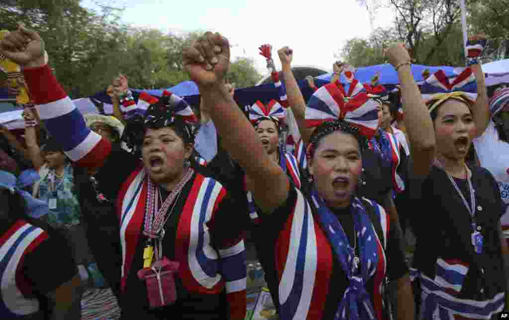 Demonstran anti-pemerintah Thailand mengacungkan kepalan tangan sambil menyanyi lagu kebangsaan mereka di Bangkok, 22 Mei 2014.
