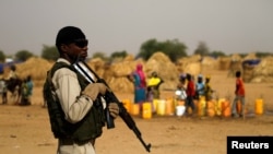 Un soldat nigérien garde le camp de déplacés de Diffa, au Niger, menacé par les attaques de Boko Haram, le 18 juin 2016.