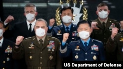 Ketua Gabungan Kepala Staf Korea Selatan, Jenderal Won In-Choul (kanan depan) bersama Ketua Gabungan Kepala Staf AS Jenderal Mark A. Milley (kiri) di Seoul, Korea Selatan. 