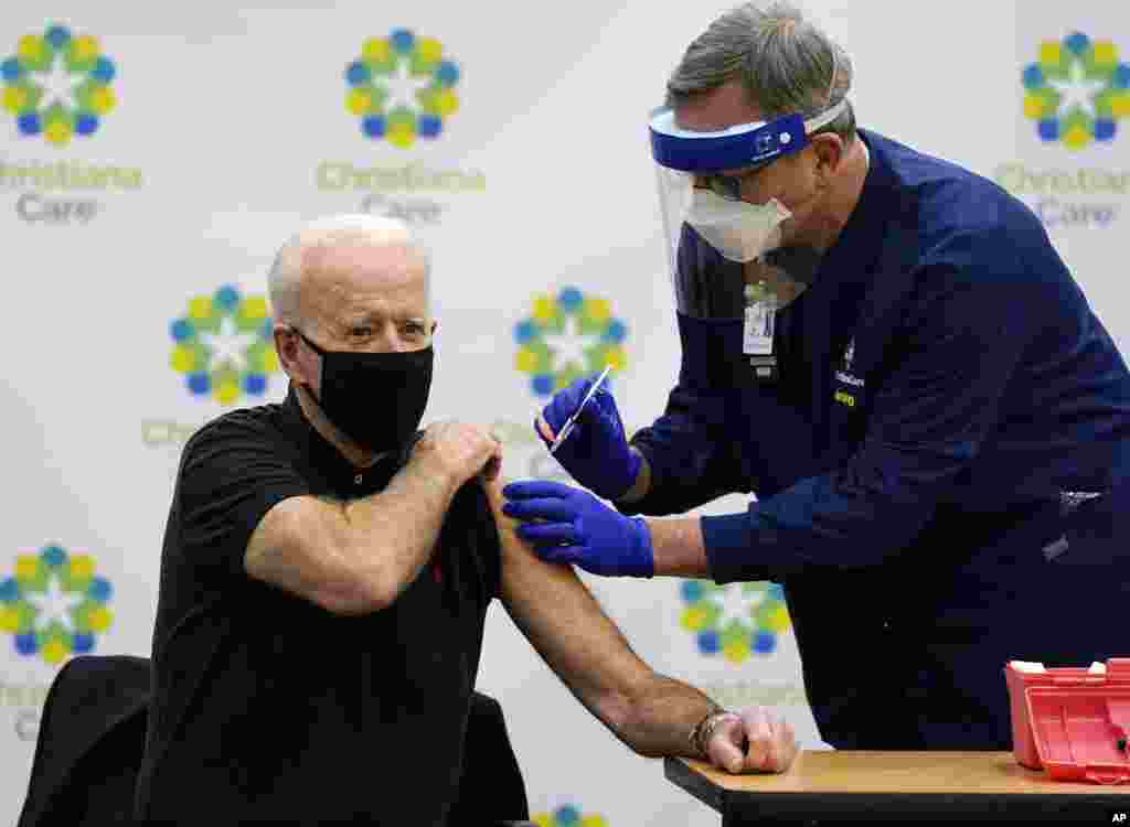11 января 2021 года. Байден получает вакцину Pfizer от COVID-19. Президентство Байдена началось в разгар пандемии коронавируса, серьезно ударившей по американской экономике и ставшей причиной более миллиона смертей в США. В ответ администрация Байдена развернула масштабную программу вакцинации и приняла т.н. &laquo;Американский план спасения&raquo;, призванный помочь восстановить экономику.