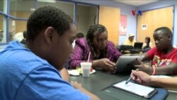 Niños enseñan tecnología a adultos