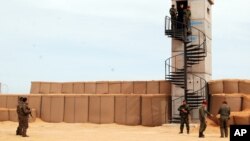 Des soldats tunisiens participent à la présentation de la barrière anti-jihadiste à Ben Guerdane, à l'est de la Tunisie, près de la frontière avec la Libye, le 6 février 2016.
(AP Photo/Benjamin Wiacek)