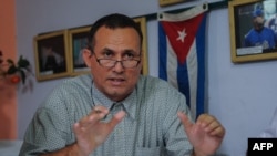 Pemimpin oposisi Kuba Jose Daniel Ferrer berbicara dalam konferensi pers di Havana pada 12 Mei 2016. (Foto: AFP/Yamil Lage)