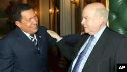 Chavez Insulza durante tiempos mejores, en 2006, en Venezuela.