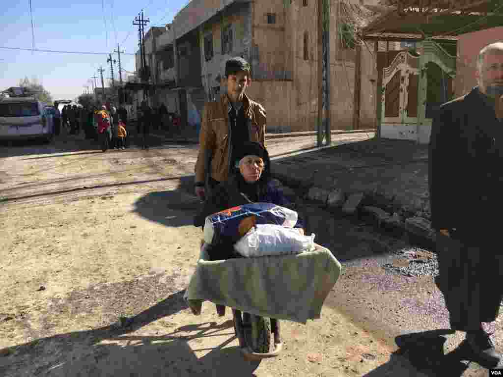 Tsofaffi 'yan gudun hijira na tura baro a Mosul, kasar Iraqi, Janairu 13, 2017 