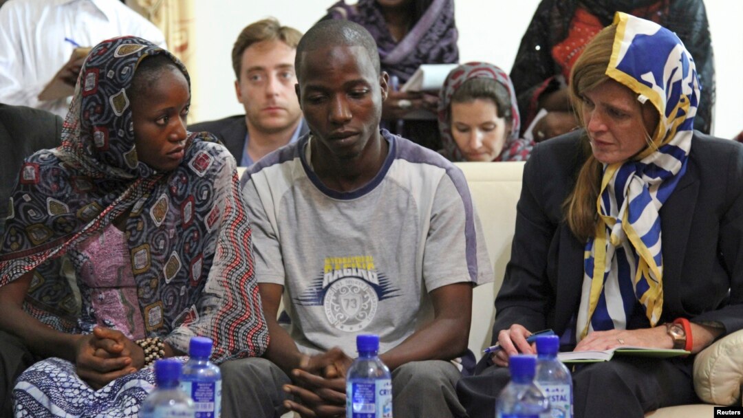 La embajadora Samantha Powers conversa con sobrevivientes de ébola en Conakry, Guinea.