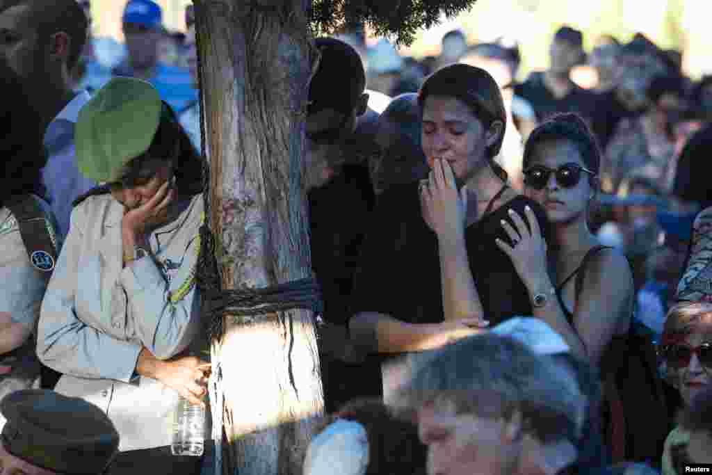 Relatives and friends of Israeli soldier Daniel Pomerantz, who was killed during fighting in Gaza, mourn during his funeral in Kfar Azar, near Tel Aviv, July 24, 2014.