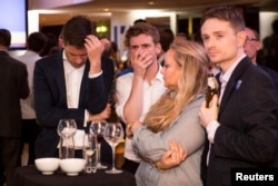 Para pendukung kampanye untuk tetap berada dalam Uni Eropa menunjukkan ekspresi kecewa atas hasil referendum, di Royal Festival Hall, London (24/6).