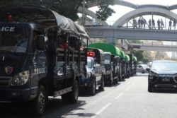 Polisi duduk di dalam truk yang diparkir di tepi jalan di pusat kota Yangon, Myanmar, Senin, 1 Februari 2021.