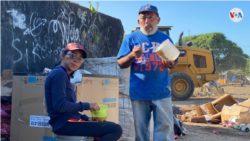 Parte de la familia que sobrevive de la venta de chatarras y de los desperdicios de comida. (Foto: Houston Castillo - VOA)