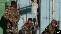 Government troops prepare for an assault on Muslim rebels in Zamboanga, Philippines, Sept. 13, 2013. 