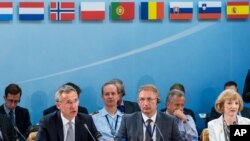 Le Secrétaire général de l'Otan, Jens Stoltenberg (à gauche sur la photo), intervenant lors d'une réunion au siège de l'Alliance atlantique à Bruxelles, mardi 28 juillet 2015.