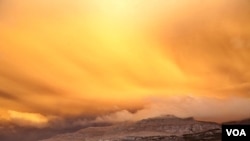 Abu vulkanik yang dikeluarkan oleh gunung berapi Puyehue-Cordon Caulle di Chili, terlihat dekat resor di tempat wisata Patagonia, Argentina (12/6).