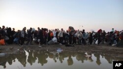Filistinliler, İsrail'in yeşil ışık yakması üzerine aileleri ve eşyalarıyla Gazze'nin kuzeyine dönüyor.