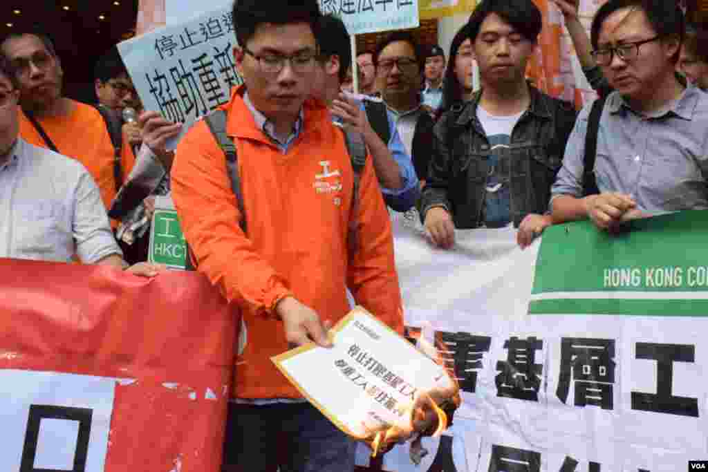 工黨主席郭永健焚燒請願信(美國之音湯惠芸)