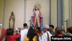 Gereja Katedral bersama sejumlah komunitas menggelar acara buka puasa bersama, Jumat (1/6). Acara ini dilangsungkan di aula Gereja Katedral. (Fathiyah)