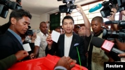 L'ancien président Andry Rajoelina vote à Antananarivo, Madagascar, le 25 octobre 2013. 