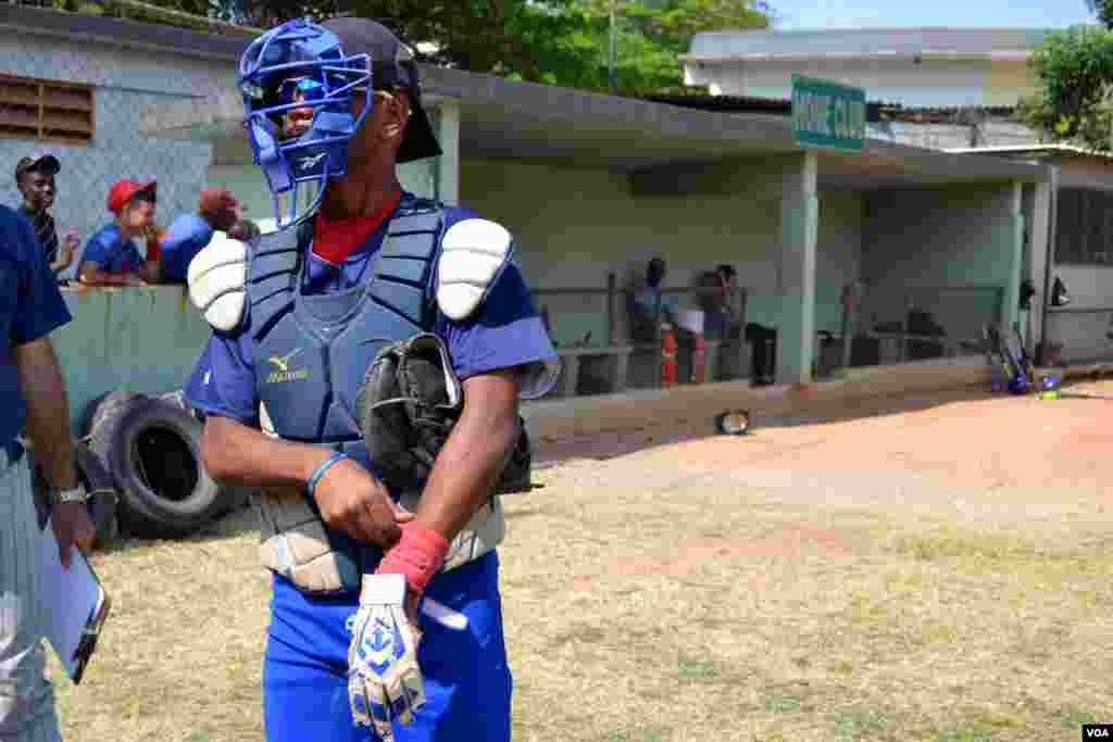 Cuban catcher suits up to take the field in Havana, Cuba. (R. Taylor / VOA)