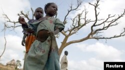 Des enfants soudanais déplacés courent autour du camp d'Arara.
