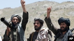 د کنړ د وټه پور د ولسوالۍ اوسیدونکي وايي چې طالبانو ورته ویلي یا قلنګ راکړی او یا هم کډه وکړی