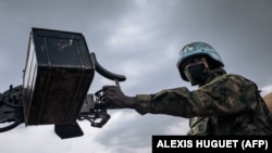 Un Casque bleu rwandais de la Mission multidimensionnelle intégrée des Nations Unies pour la stabilisation en République centrafricaine (MINUSCA) patrouille à Bangassou le 3 février 2021.