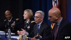 S lijeva: Brigadni general Majkl J. Tali, pukovnica Vendi Samons-Džekson, dr Nelson Majkl i dr Kajvon Modžarad tokom konferencije za novinare u Pentagonu, 5. marta 2020.