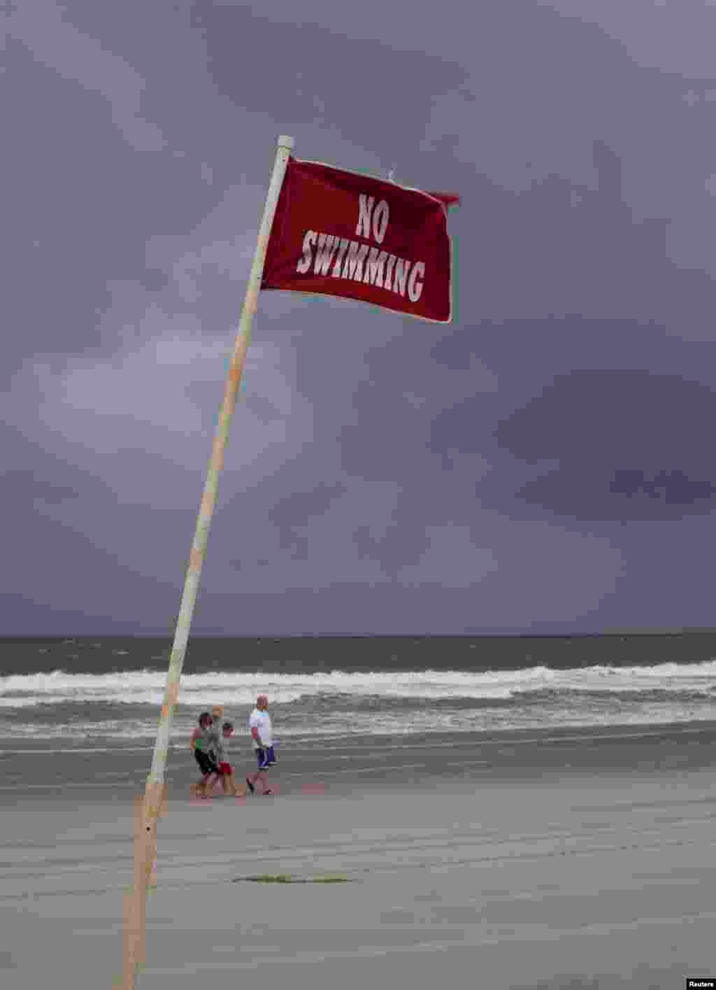 Tanda "Dilarang Berenang" terlihat di Taman Pantai Myrtle untuk mengantisipasi datangnya Badai Arthur di Pantai Myrtle, South Carolina (3/7). (Reuters/Randall Hill)