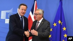 Le Président de la Commission européenne, Jean-Claude Juncker, à droite, salue le Premier ministre britannique David Cameron avant la tenue d'une réunion au siège de l'UE à Bruxelles le 28 juin 2016.