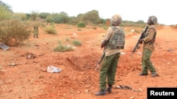 Les éléments de service de sécurité se tiennent sur le lieu où un policier a été tué, à Garissa, dans l’est du Kenya, 24 mai 2017.