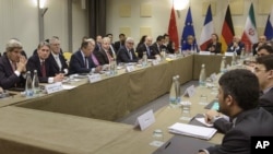 Menlu AS John Kerry (kiri) ada diantara para peserta perundingan nuklir Iran di Lausanne, Swiss, 30 Maret 2015 (AP Photo/Brendan Smialowski, Pool)