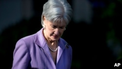 La secretaria de Salud, Kathleen Sebelius, llega a la rosaleda de la Casa Blanca. Esta semana tendrá que declarar ante el Congreso.