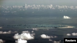 菲律宾军机照片: 中国南海美济礁造岛
