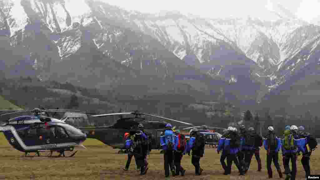 Des unités de secours de la police française et de la gendarmerie alpine se déploient sur un champ, se préparant à rejoindre le lieu du crash d'un Airbus A320, près de Seyne-les-Alpes, dans les Alpes françaises, mardi 24 mars 2015.