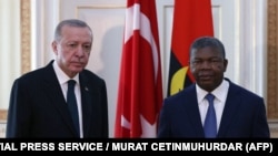 Presidente turco Recep Tayyip Erdogan (esq) e Presidente angolano João Lourenço no seu encontro em Luanda. Angola, 18 Outubro 2021