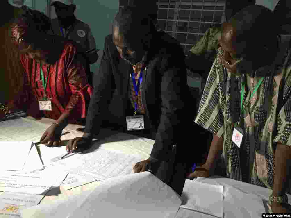 Le dépouillement commence à l'Hôtel de Ville de Niamey, 21 février 2016 (VOA/Nicolas Pinault).