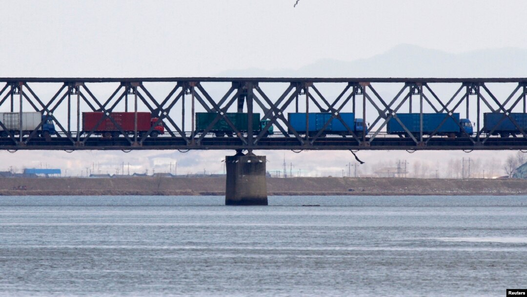 裝滿貨物的卡車駛過橫跨中國丹東和北韓新義州之間的鴨綠江上的友誼橋。 （資料照片）
