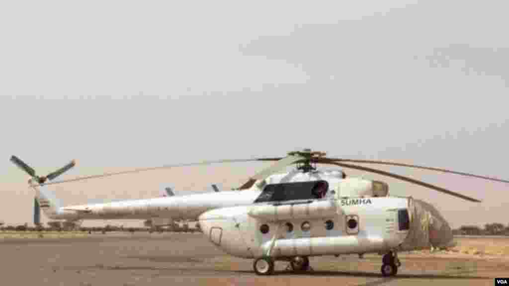Un hélicoptère de combat de l'armée tchadienne à l'aéroport de Diffa