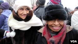 Dr. Olivia Hooker (kanan), salah satu di antara korban selamat dari kerusuhan antar ras di Tulsa Oklahoma tahun 1921 - memuji isi pidato inaugurasi Presiden Obama (foto: VOA/Eva M). 