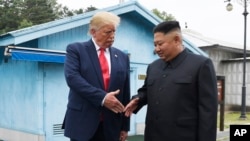美国总统特朗普和朝鲜领导人金正恩2019年6月30日在板门店非军事区握手会谈。
