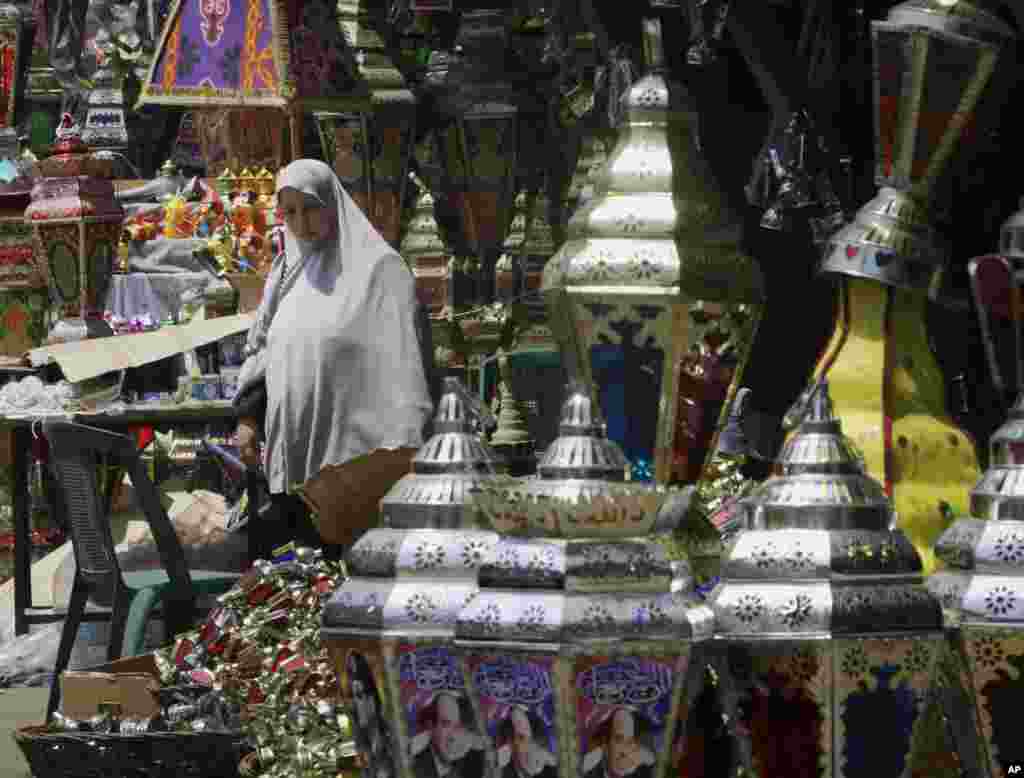 Lentera-lentera khas Ramadan yang dijual di sebuah pasar di daerah Sayeda Zeinab, Kairo di Mesir. (AP/Amr Nabil)