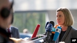 Kepala Kebijakan Luar Negeri Uni Eropa Federica Mogherini memberikan keterangan kepada media di Luxembourg, Senin (3/4).